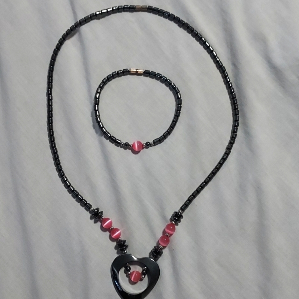 Black and pink necklace and bracelet